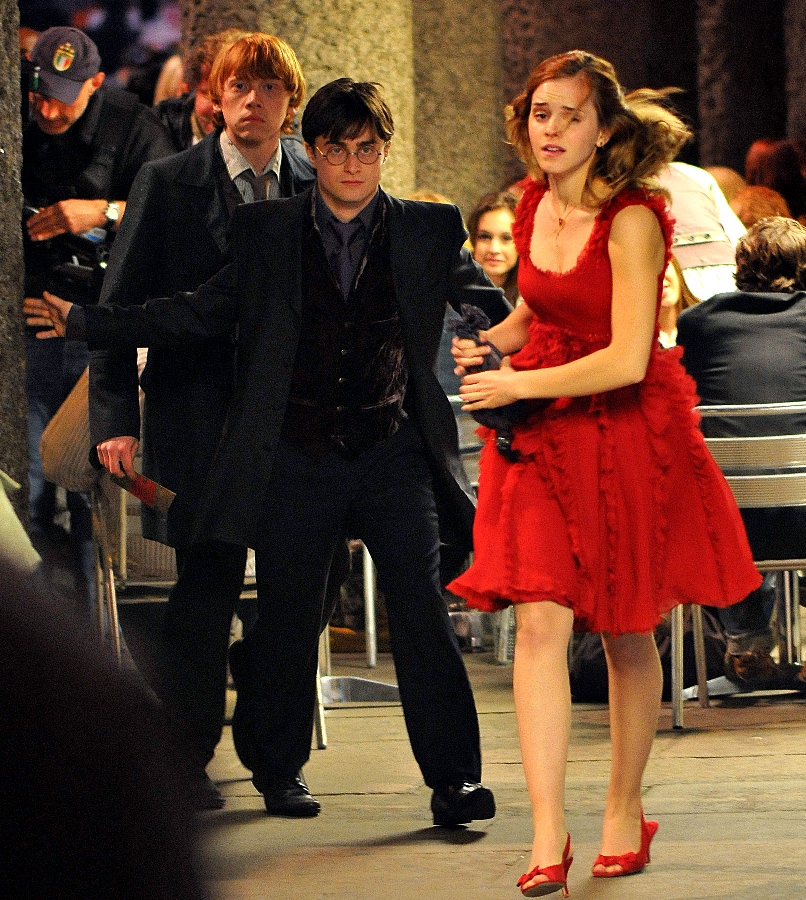 harry potter 7 movie ron and hermione. Harry, Ron, and Hermione drop